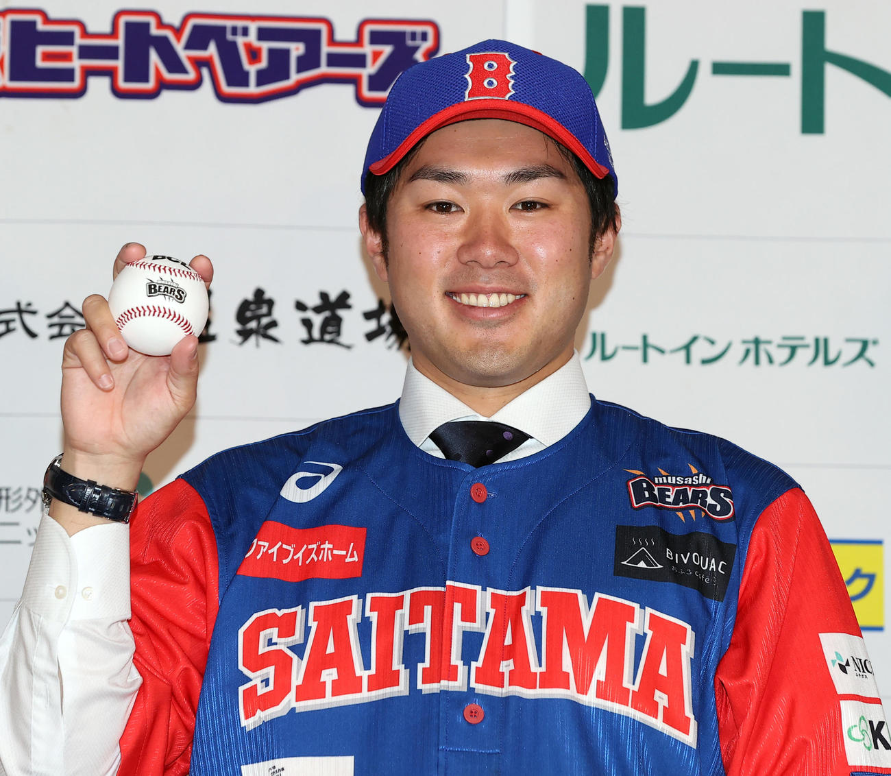 BC・埼玉の入団会見でユニホームを着て笑顔を見せる由規（撮影・浅見桂子）