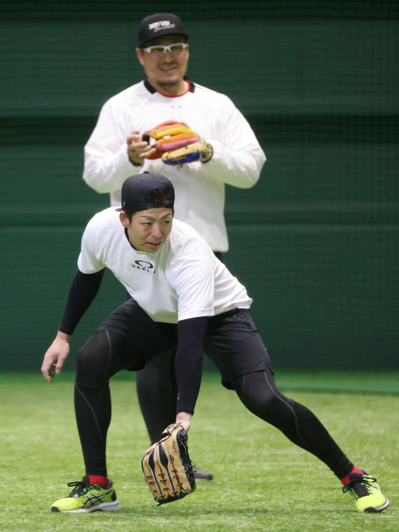 合同自主トレでノックを受ける広島野間（撮影・加藤孝規）