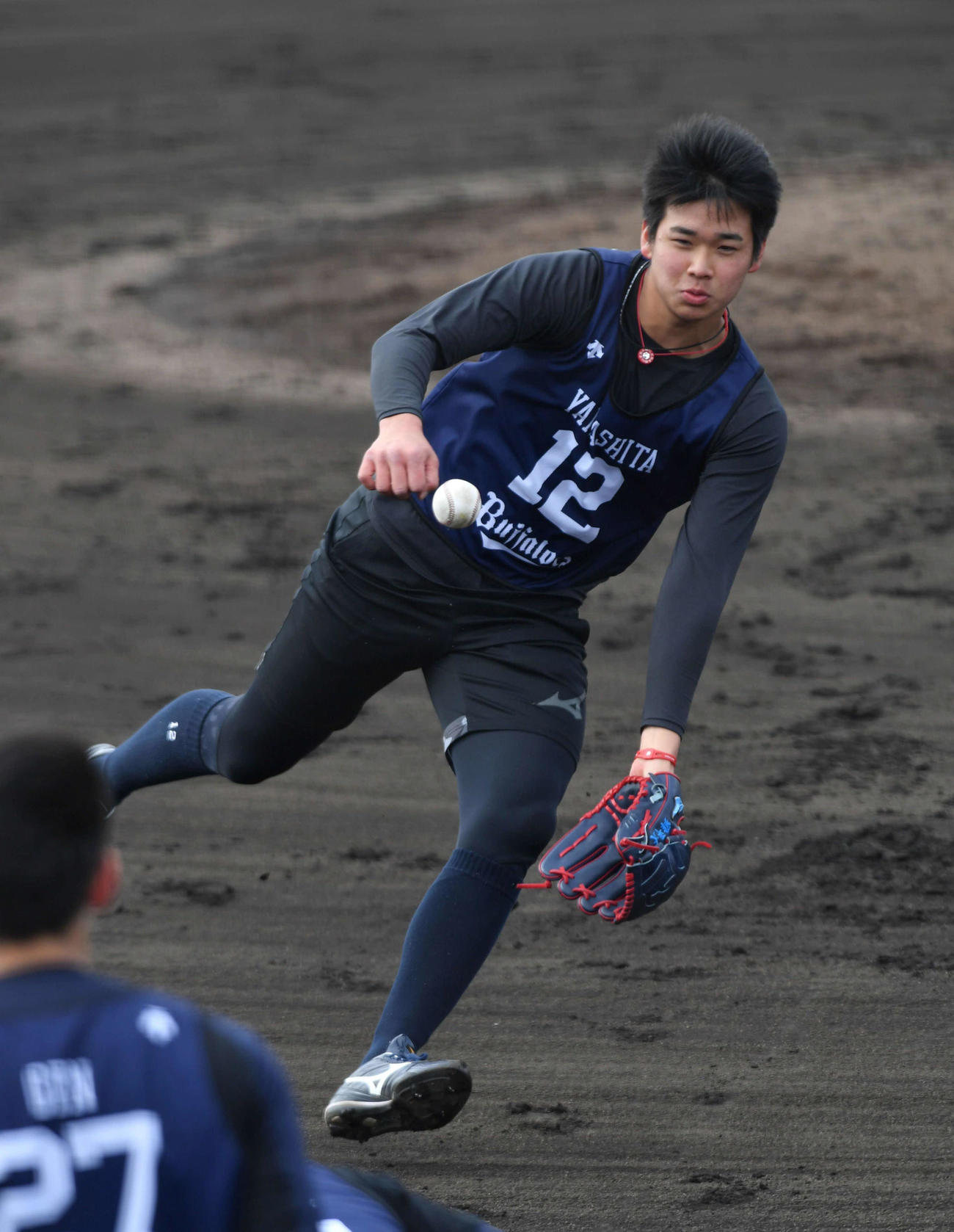 投内連係をするオリックス山下舜平大（代表撮影）
