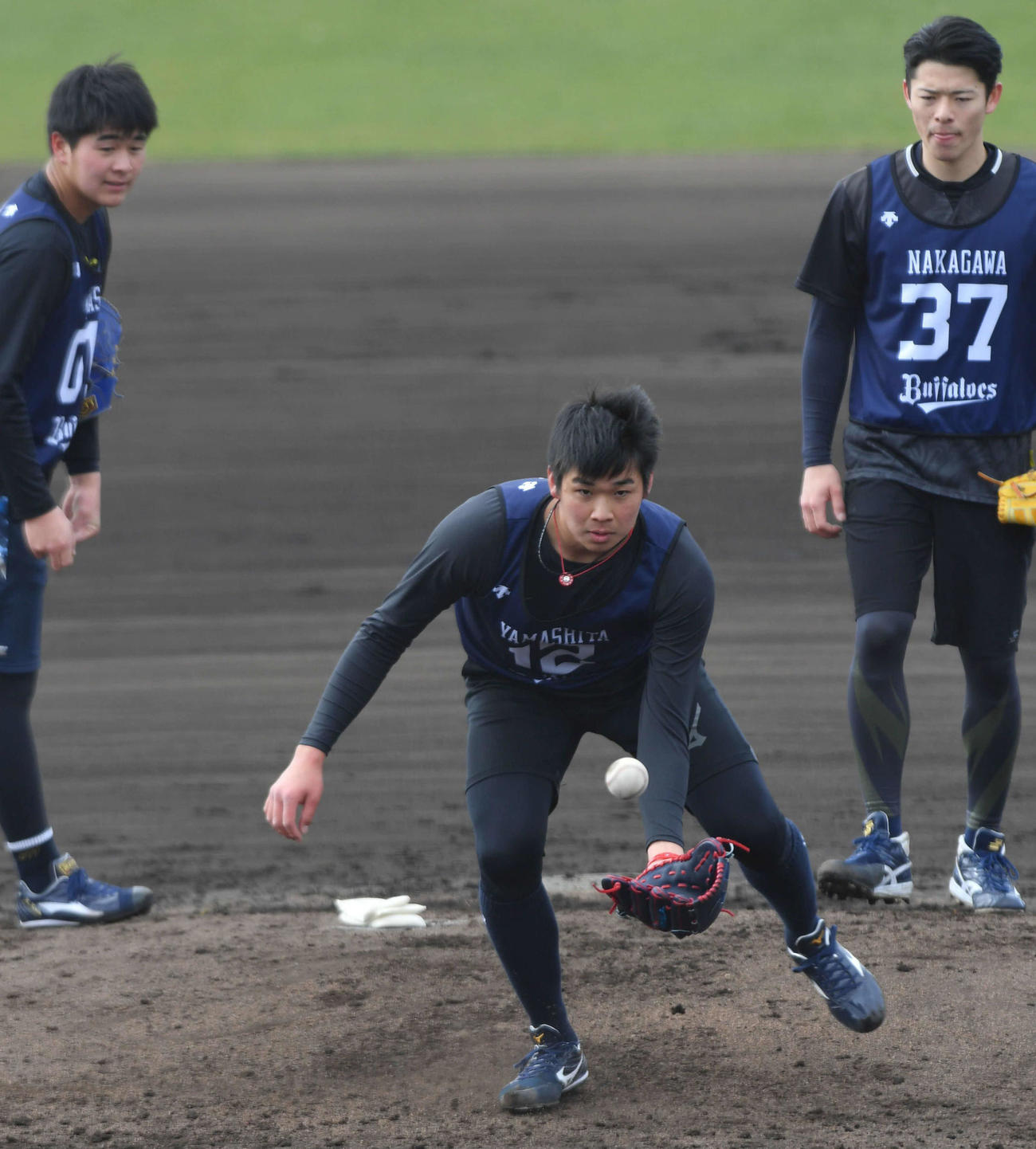 投内連係をするオリックス山下舜平大（代表撮影）