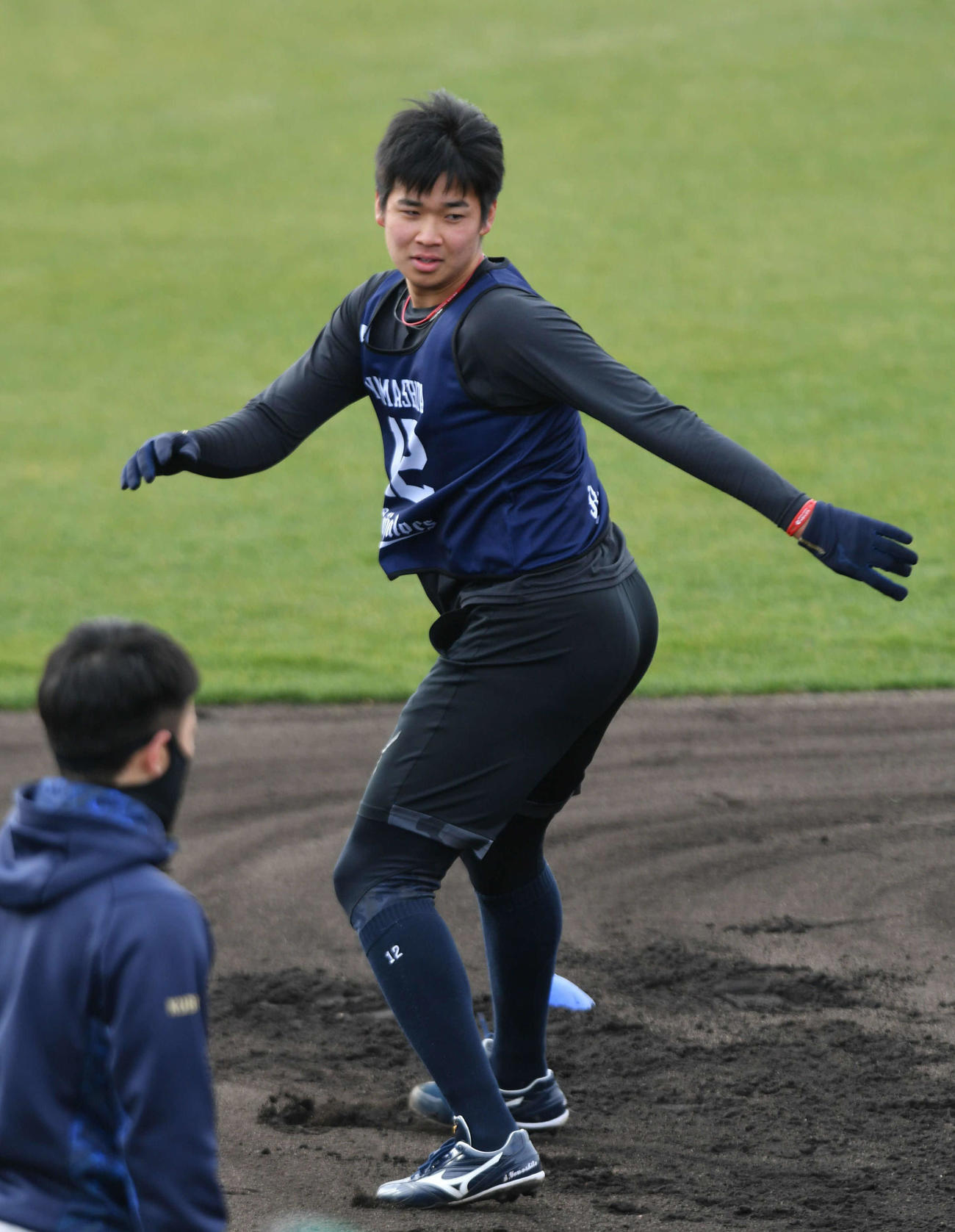 アップで汗を流すオリックス山下舜平大（代表撮影）