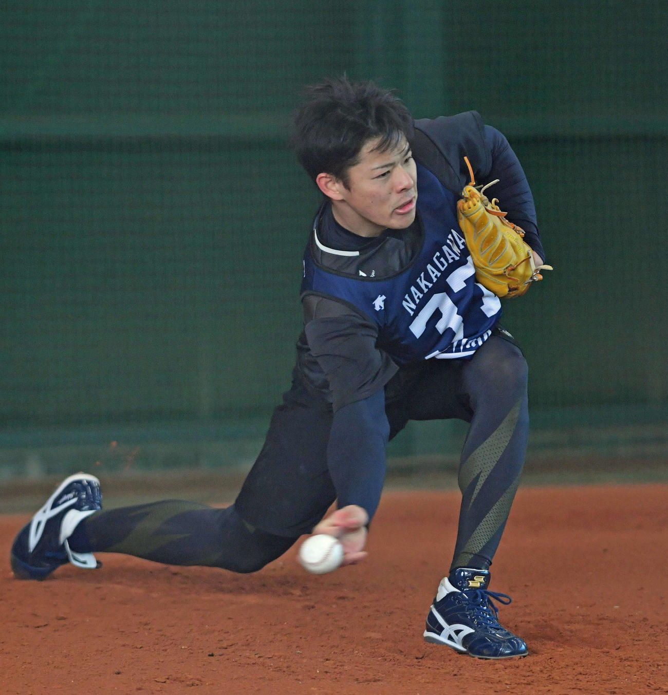 ブルペンで投げるオリックス・中川颯（代表撮影）