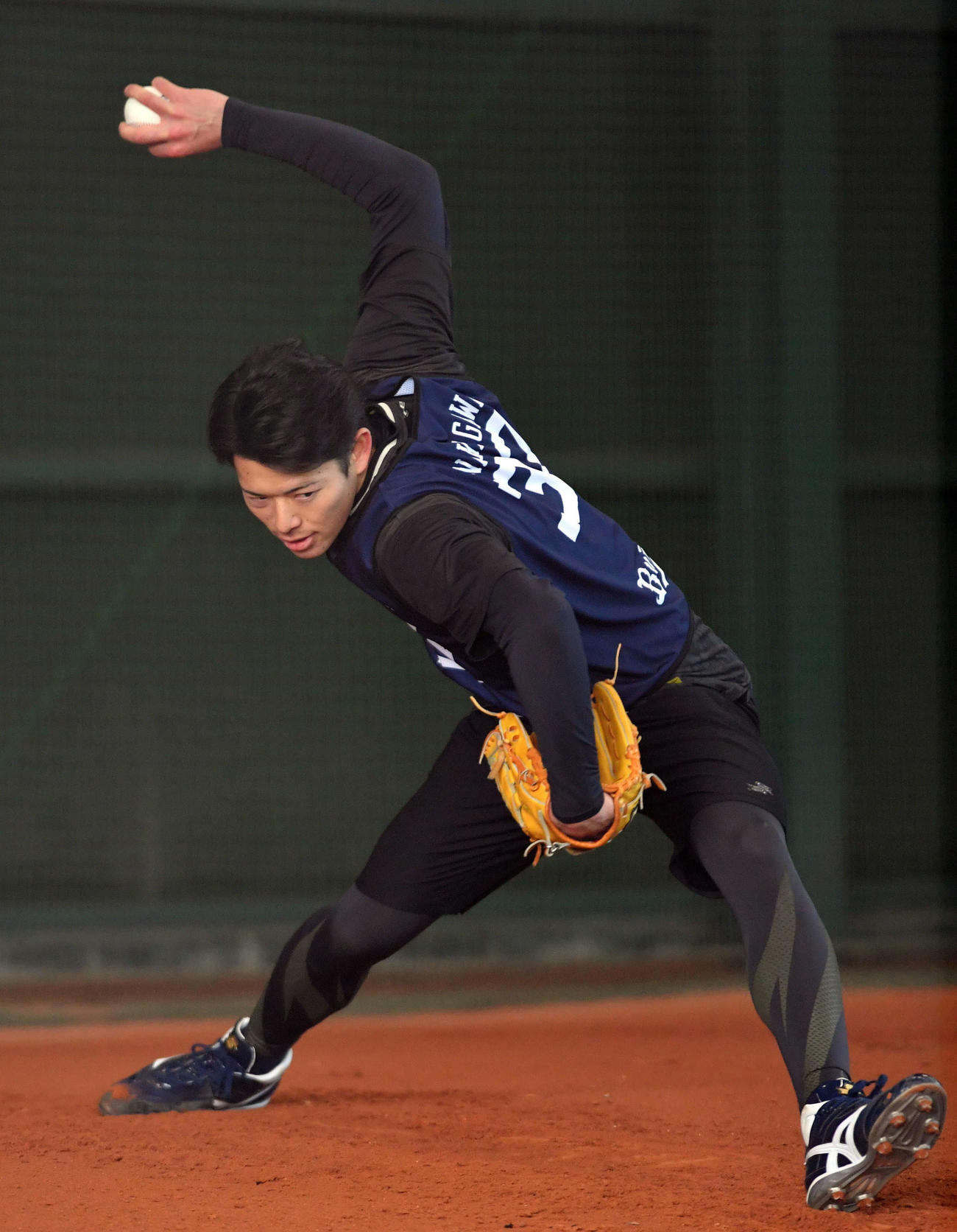 ブルペンで変化球を交えて投げるオリックス・中川颯（代表撮影）
