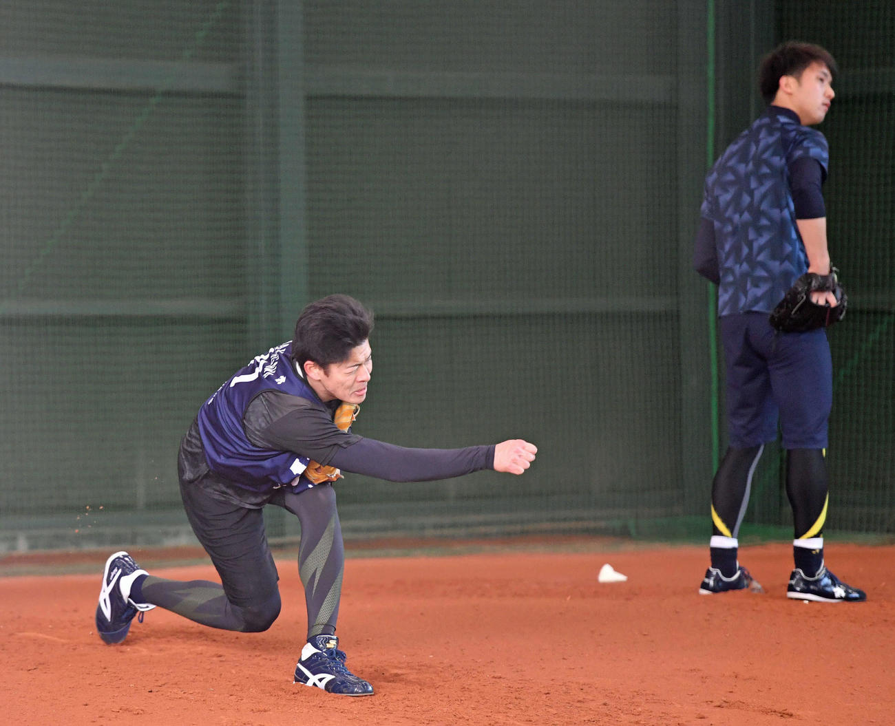 オリックス・田嶋大樹（右）の隣で投げる中川颯（代表撮影）