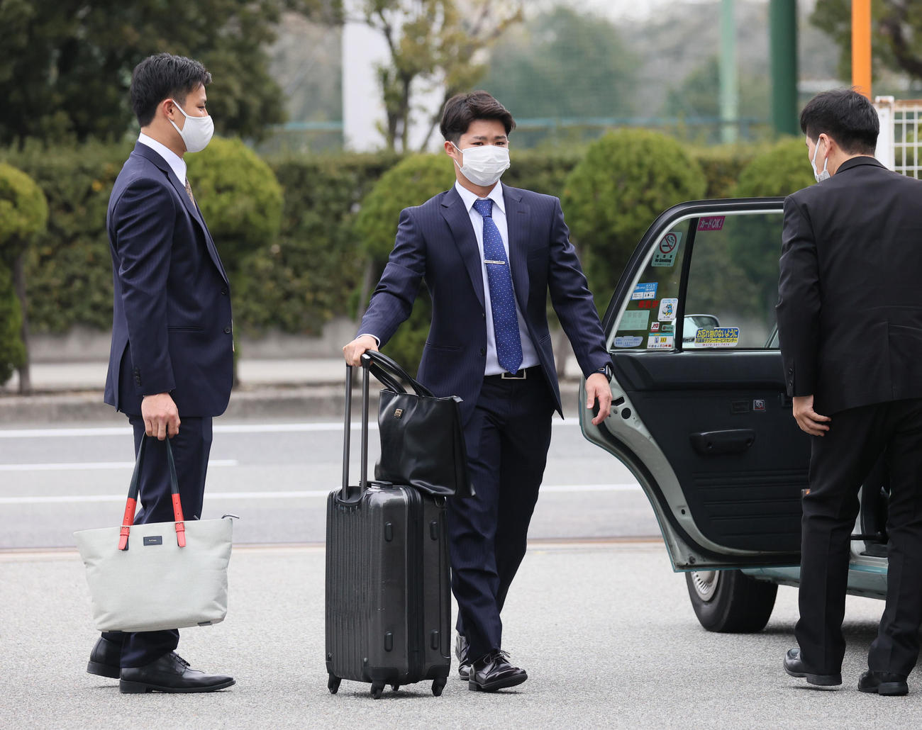 キャンプに向けて出発する中野。左は栄枝（代表撮影）