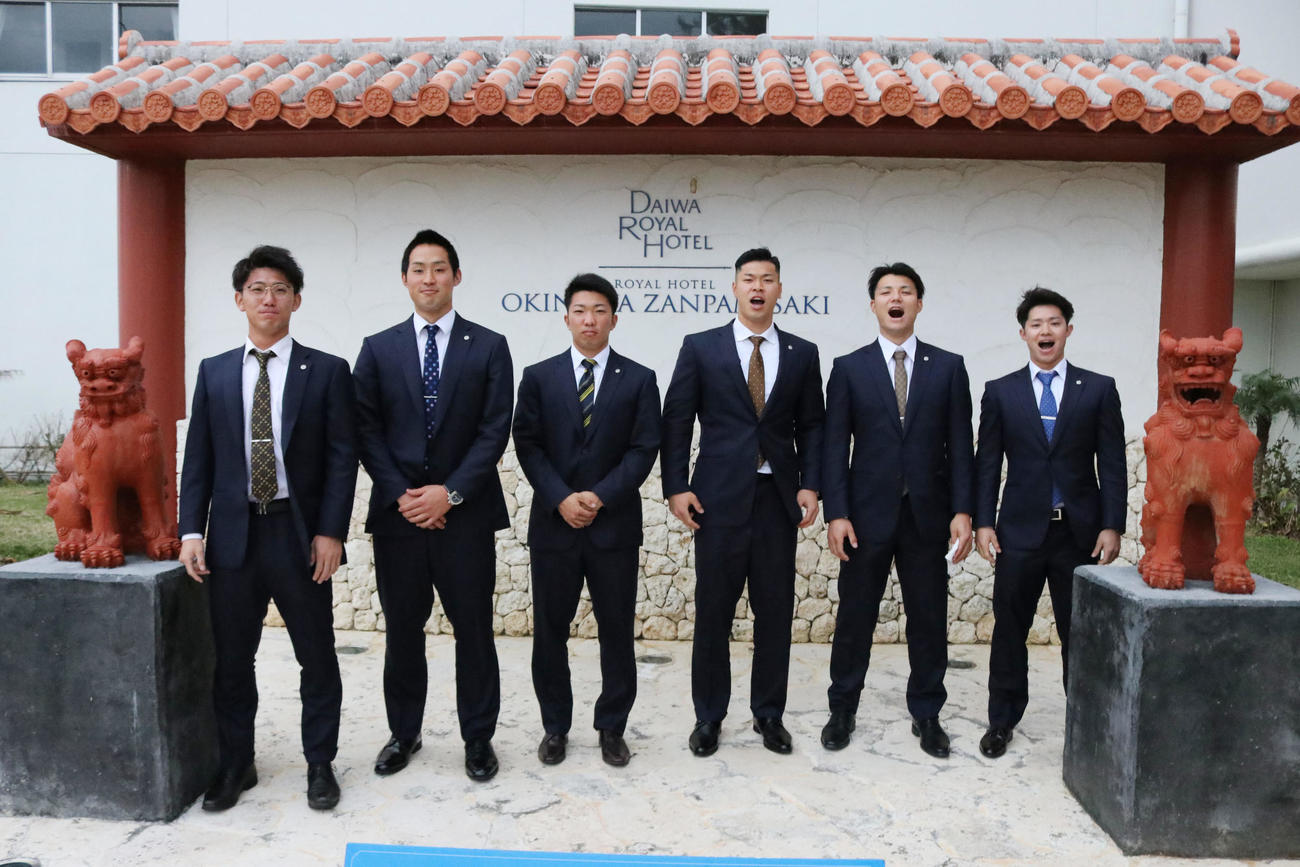 沖縄入りし宿舎に到着した、左から阪神伊藤将、佐藤蓮、石井大、佐藤輝、栄枝、中野はシーサーを模して記念撮影する（球団提供）