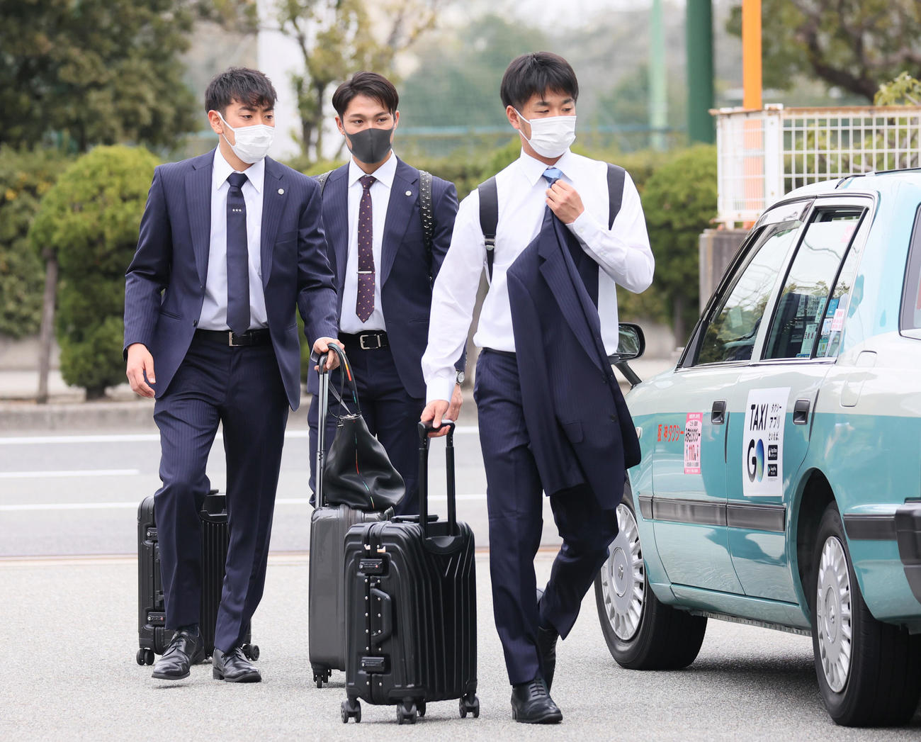 キャンプに向けて出発する、左から小川、西純、高橋（代表撮影）