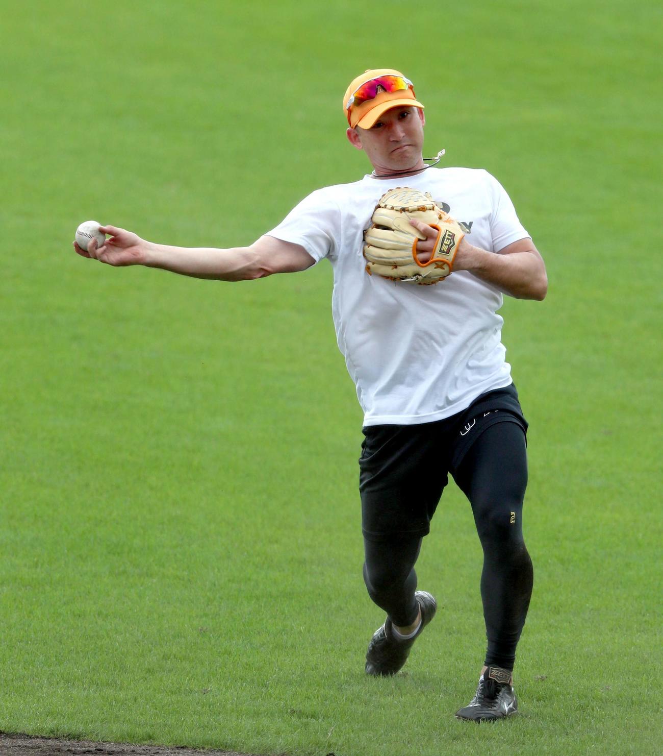 守備練習をする日本ハム杉谷（撮影・佐藤翔太）