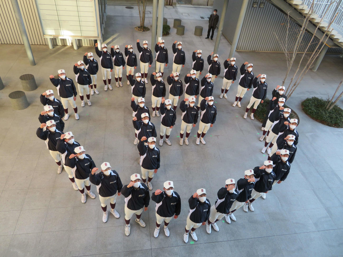 センバツ出場を決めた福岡大大濠の選手たちは、F（福岡大）大濠（O）の人文字で歓喜（撮影・山本大地）