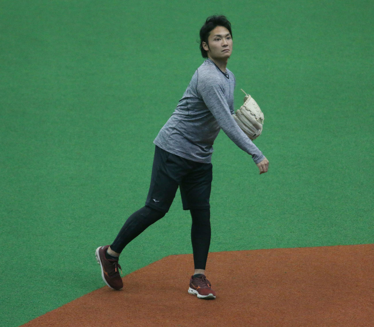 鎌ケ谷で自主トレを行った日本ハム伊藤（撮影・木下大輔）