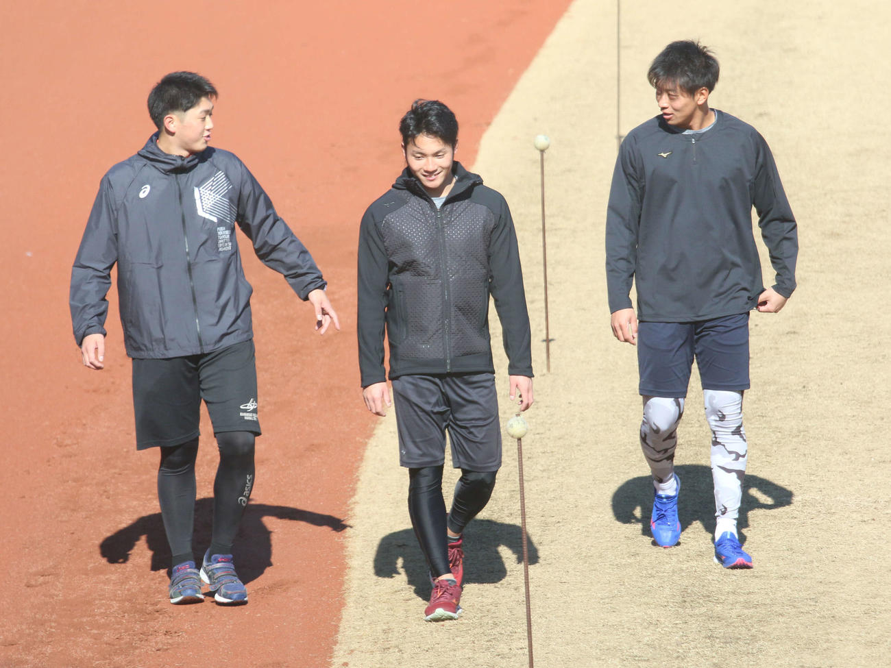 鎌ケ谷で自主トレを行った日本ハム伊藤（中央）。左は育成1位松本遼、右は3位古川（撮影・木下大輔）
