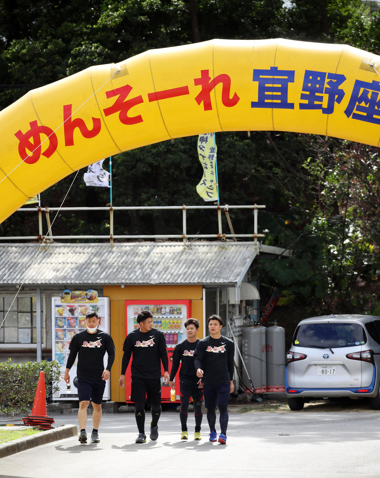 サブグラウンドでの練習を終え移動する左から、佐藤輝、井上、中野、栄枝（撮影・加藤哉）