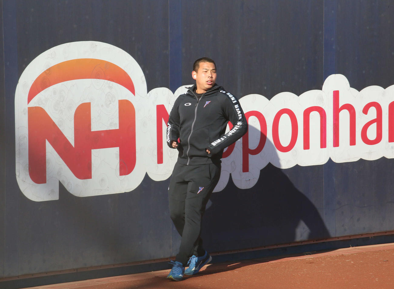 丸刈りにして鎌ケ谷で自主トレを行った日本ハム樋口（撮影・木下大輔）