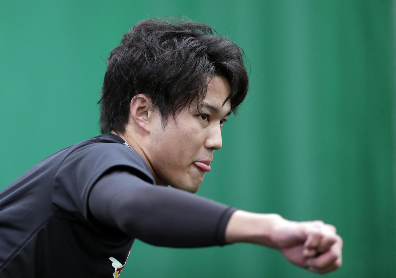 宜野座での合同自主トレが始まり、ブルペンに入り投球する阪神藤浪（撮影・前田充）