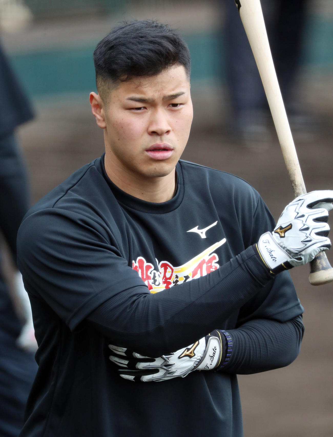 阪神沖縄合同自主トレ初日　ティー打撃を行う佐藤輝（撮影・加藤哉）