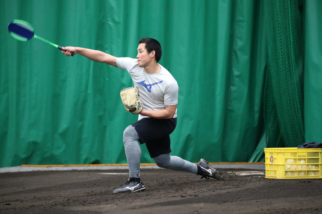 ブルペンでラケットを投げて1人フォームを確認する阪神佐藤蓮（撮影・加藤哉）