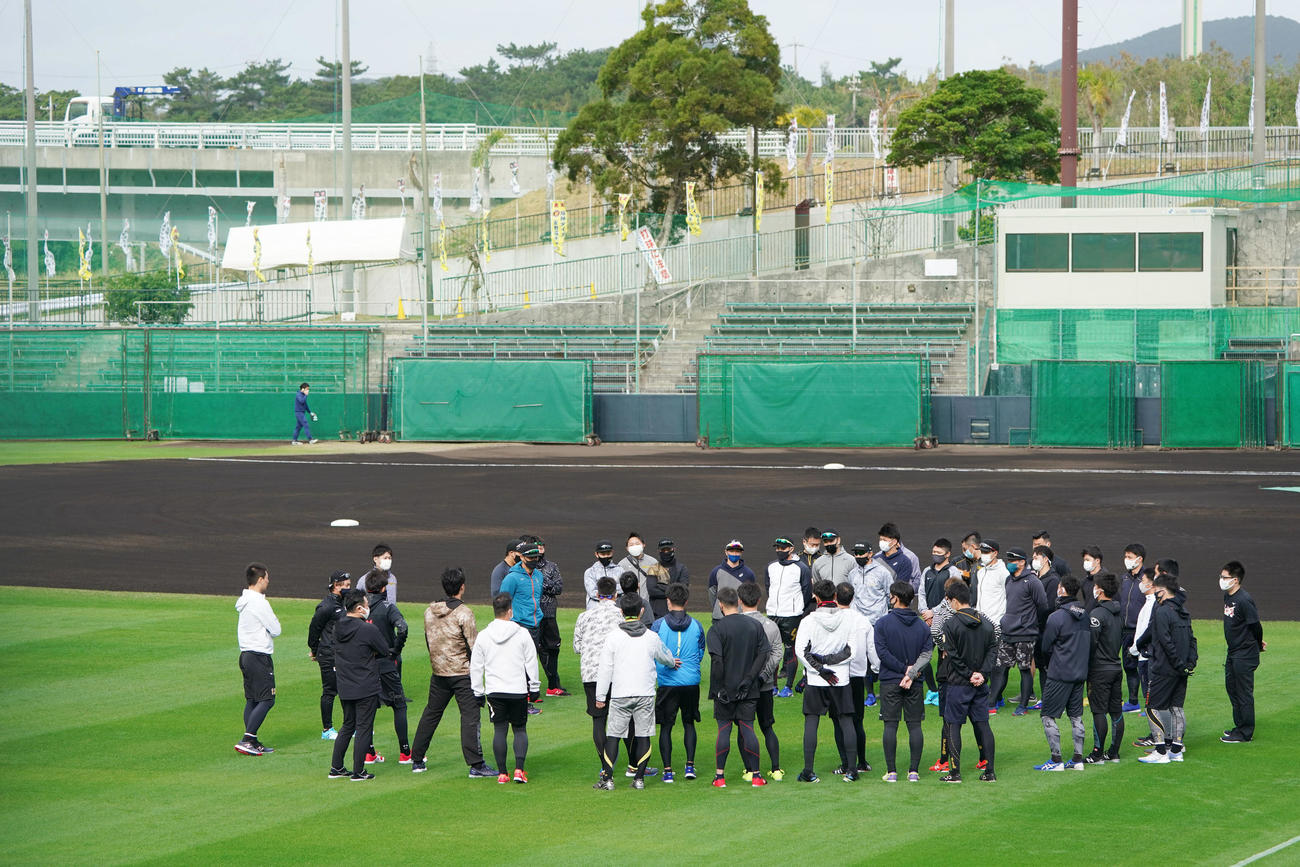 宜野座での合同自主トレを前にグラウンドで集合する阪神ナイン（撮影・前田充）