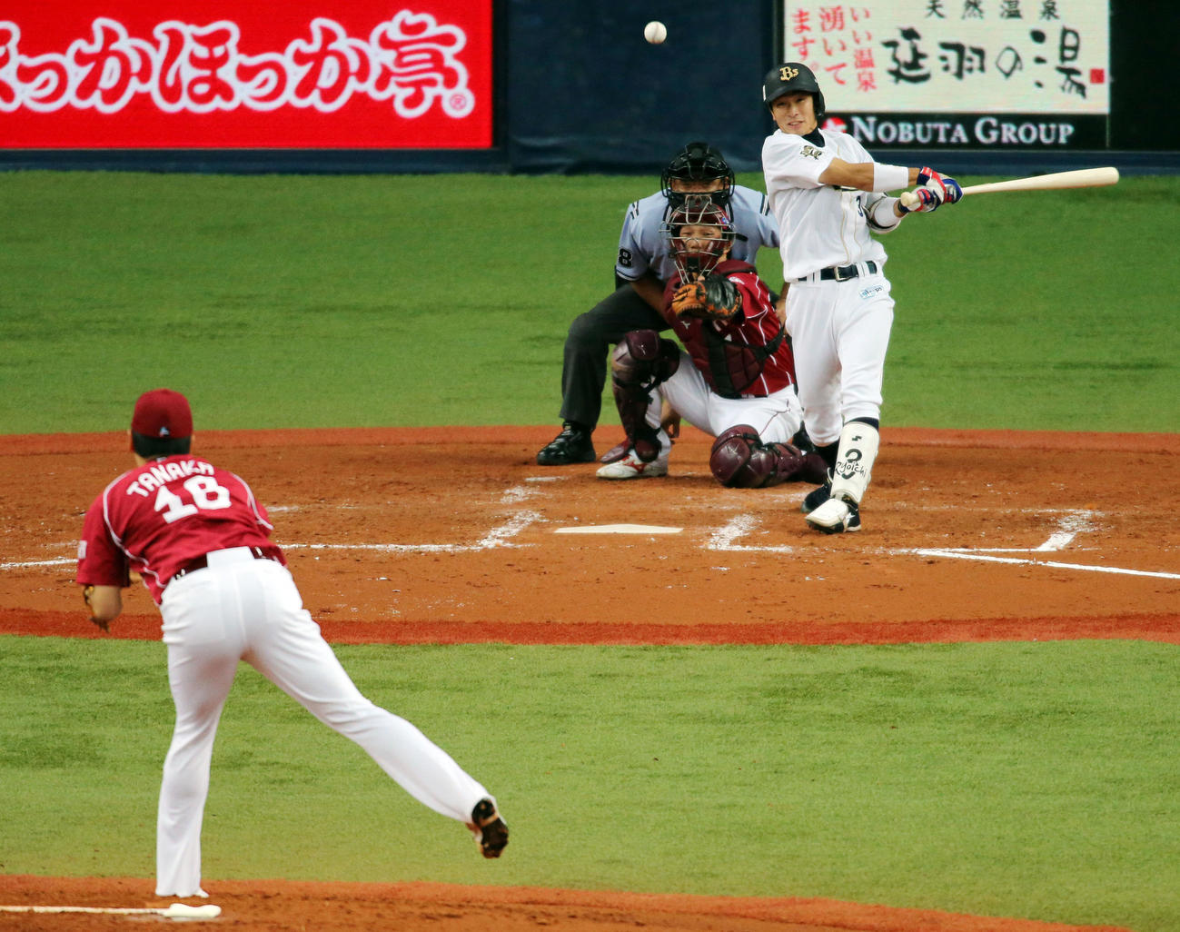 田中から中前適時打を放つ安達了一（2013年7月16日撮影）