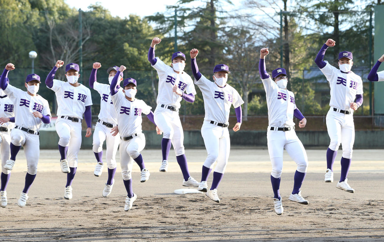 センバツ出場が決定して、ジャンプして喜ぶ天理ナイン（撮影・白石智彦）