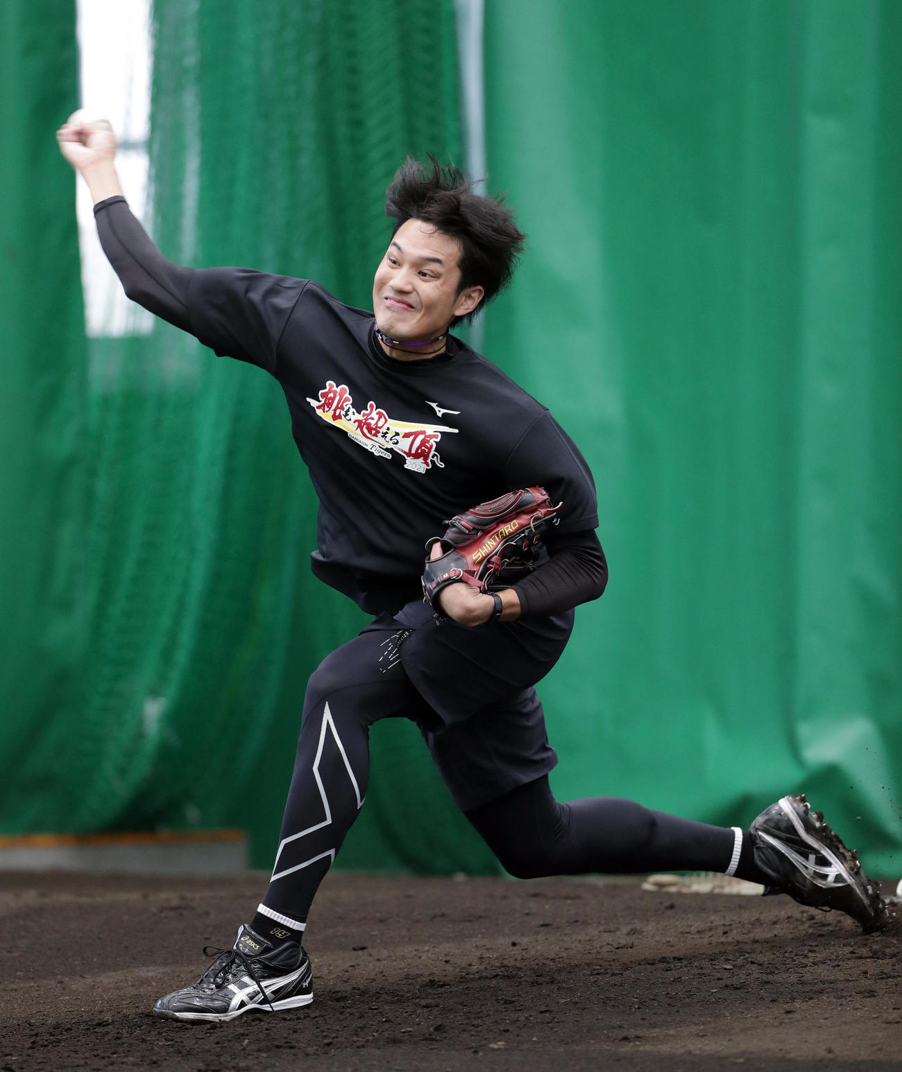宜野座での合同自主トレで、ブルペン投球する阪神藤浪（撮影・前田充）