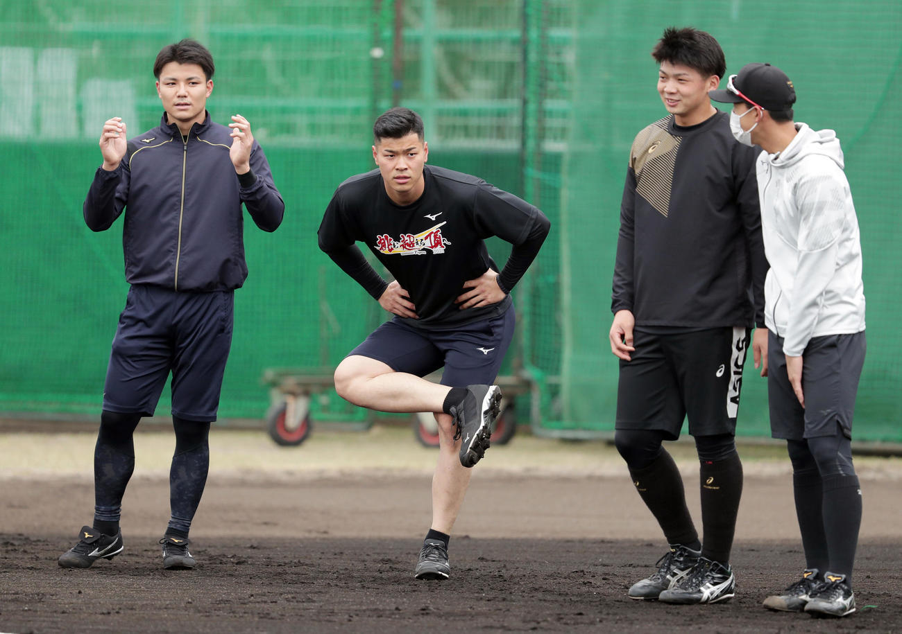 グラウンドで言葉を交わす、左から栄枝、佐藤輝、井上、小幡（撮影・前田充）