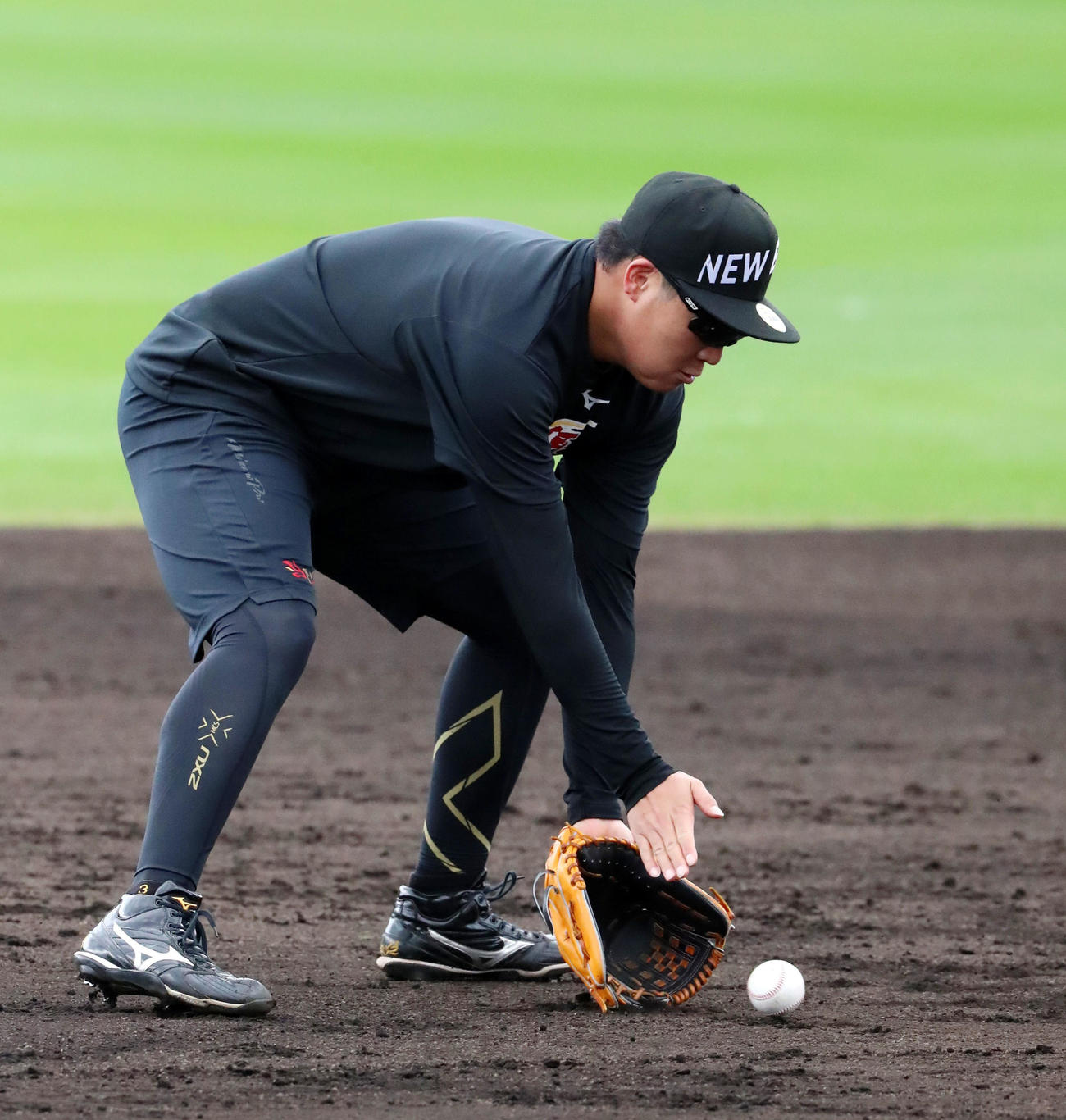 ノックを捕球する大山（撮影・加藤哉）