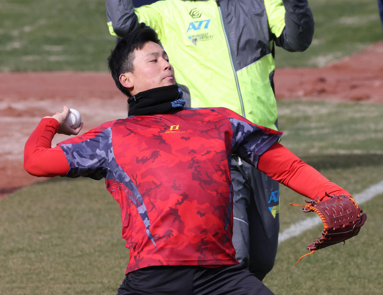 プロ野球広島　合同自主トレ　キャッチボールをするドラフト1位の栗林（撮影・加藤孝規）