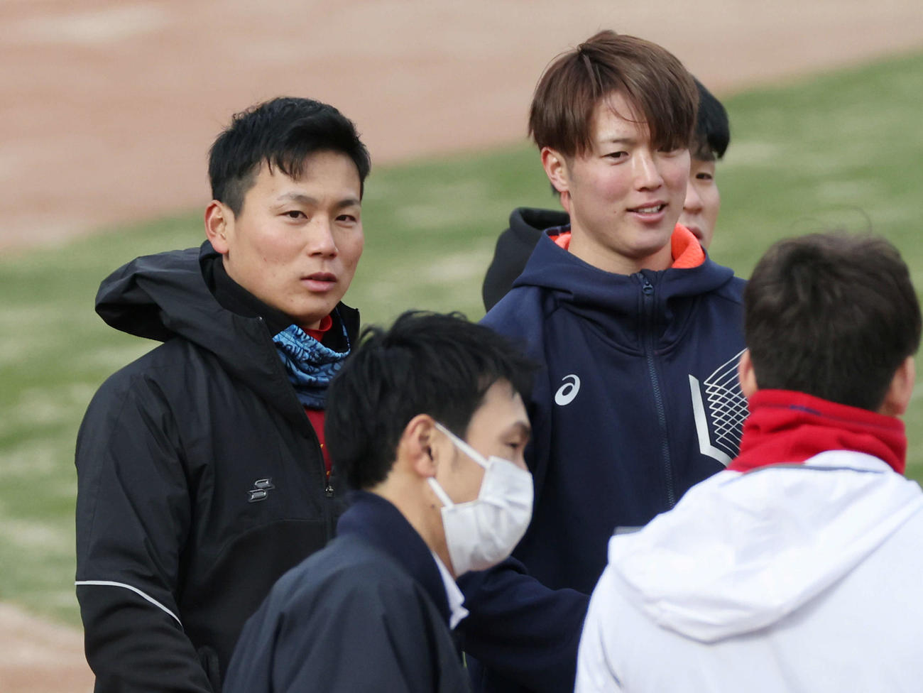 プロ野球広島　合同自主トレ　ドラフト1位の栗林（左）と森下（右）（撮影・加藤孝規）