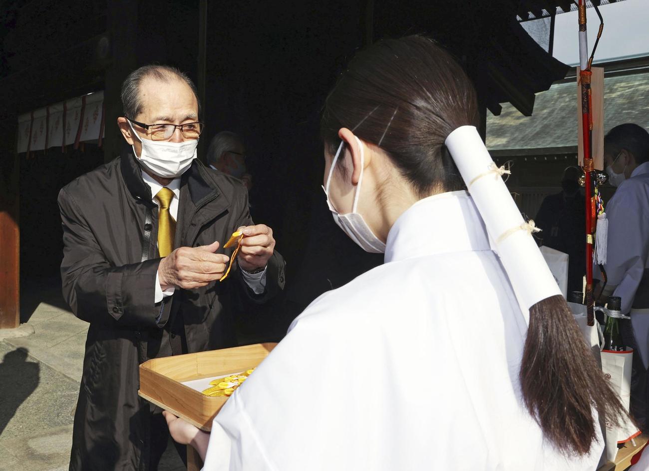 必勝祈願で筥崎宮を訪れ、お守りを受け取るソフトバンク王貞治球団会長（代表撮影）