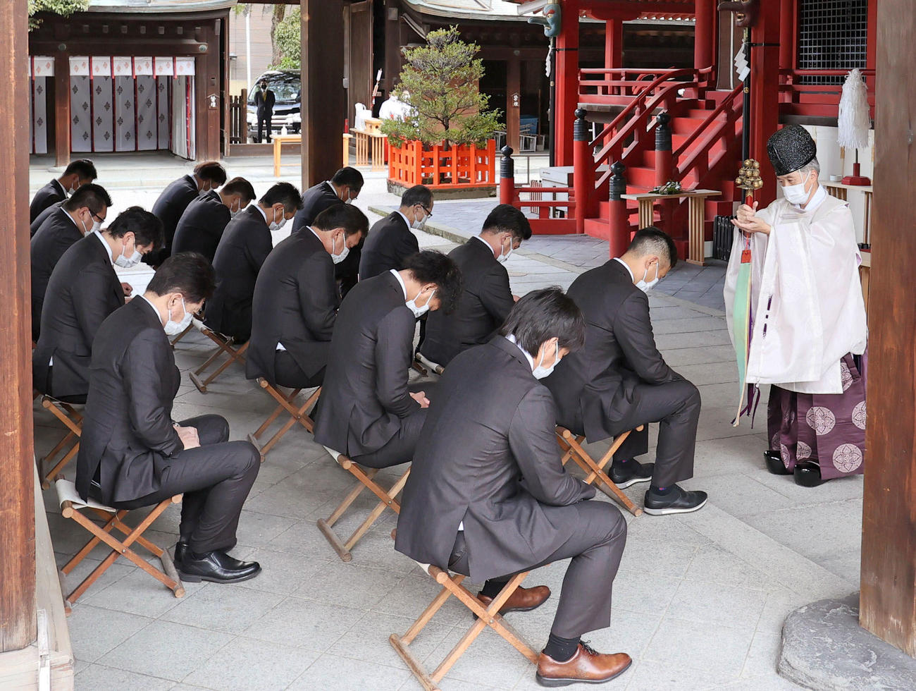 筥崎宮で必勝祈願するソフトバンクの選手ら（代表撮影）