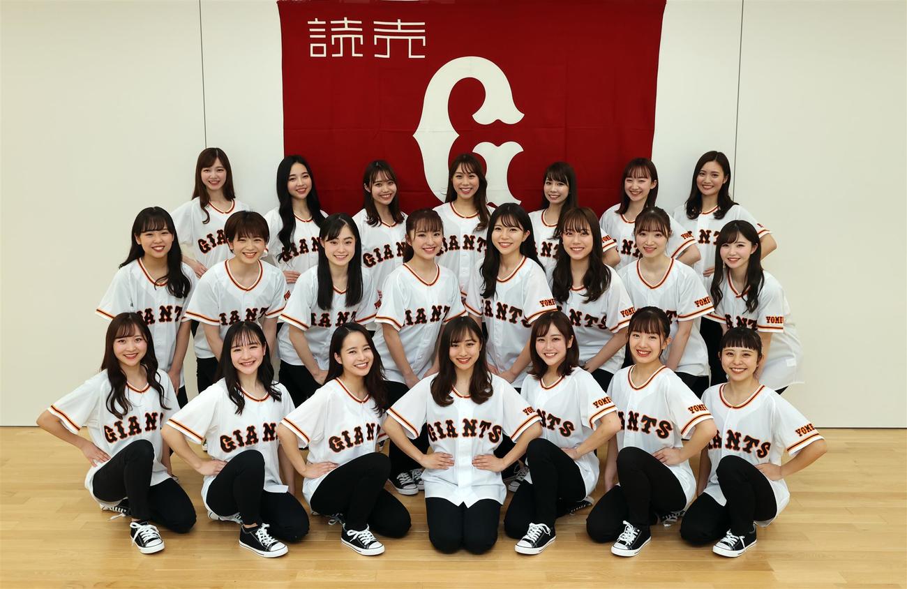 リーダーを務める宮川さん（後列左から4人目）らヴィーナスの21年シーズンメンバー22人（球団提供）