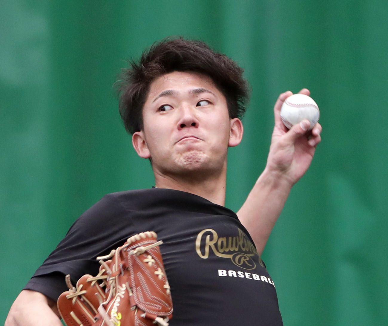 ブルペンで投球する伊藤将司（撮影・前田充）