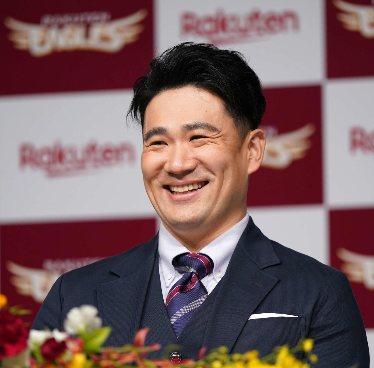 楽天入団会見で笑顔を見せる田中（撮影・江口和貴）