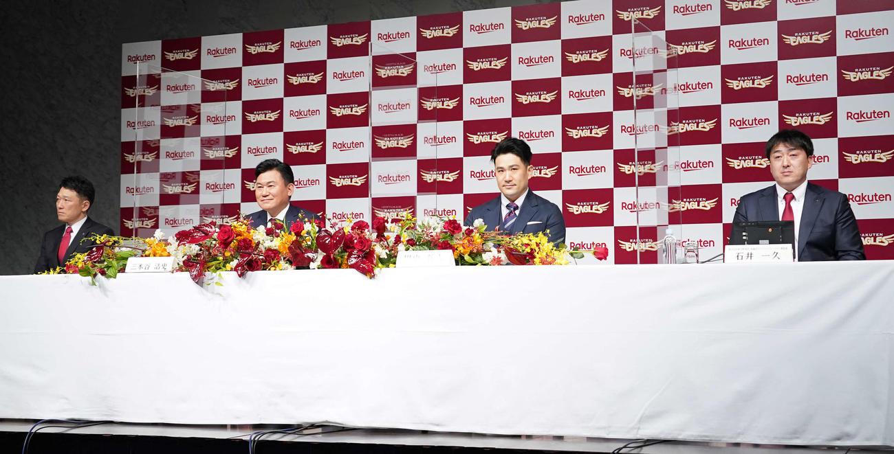 楽天入団会見に臨む田中（左から3人目）ら（撮影・江口和貴）