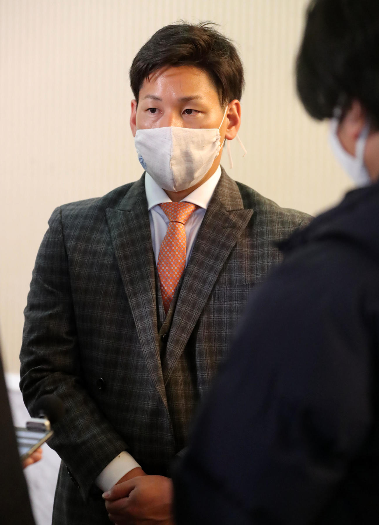キャンプ地宮崎の宿舎に到着、記者の質問に答えるオリックス吉田正（代表撮影）