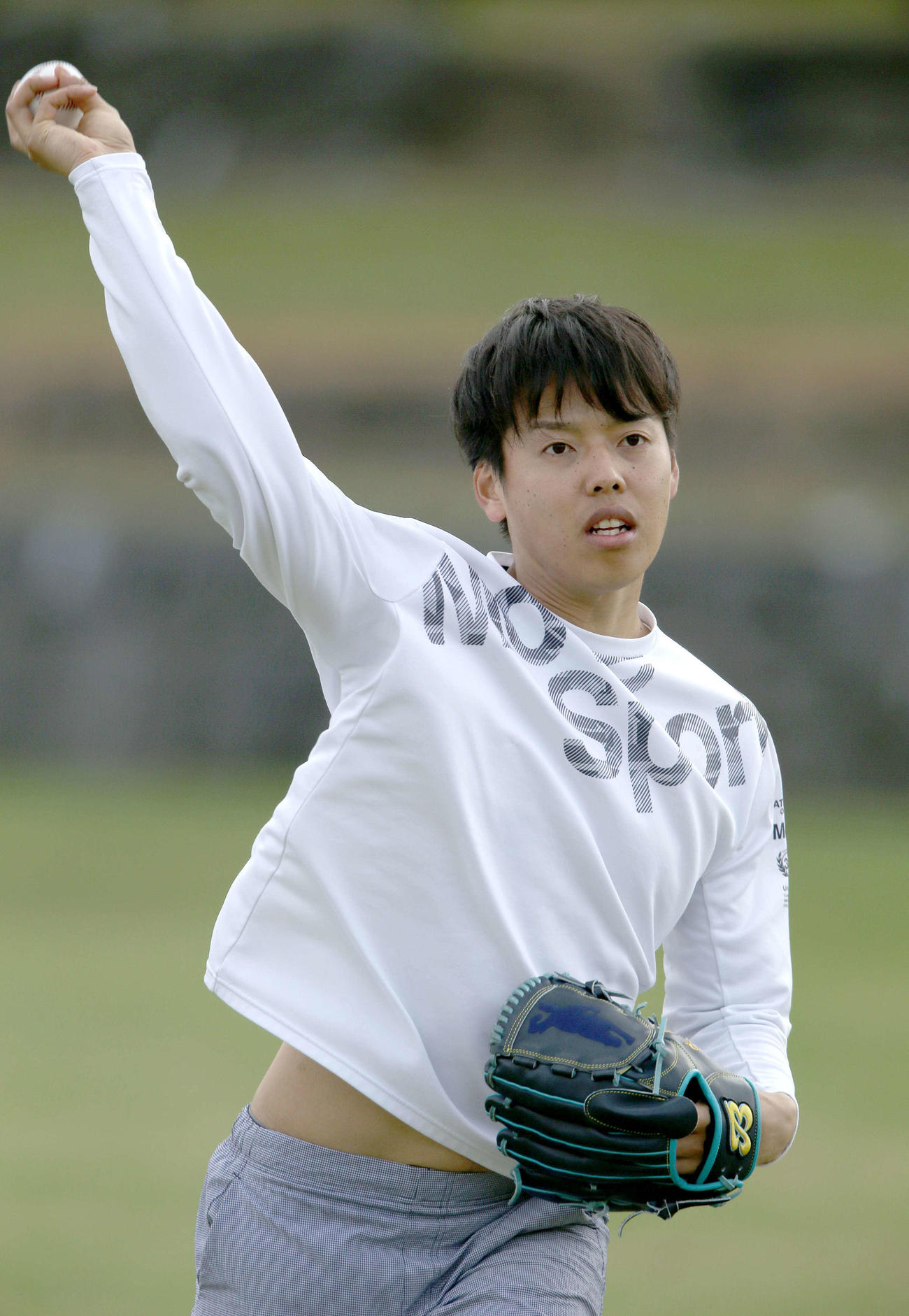 キャッチボールをする日本ハム杉浦（撮影・佐藤翔太）