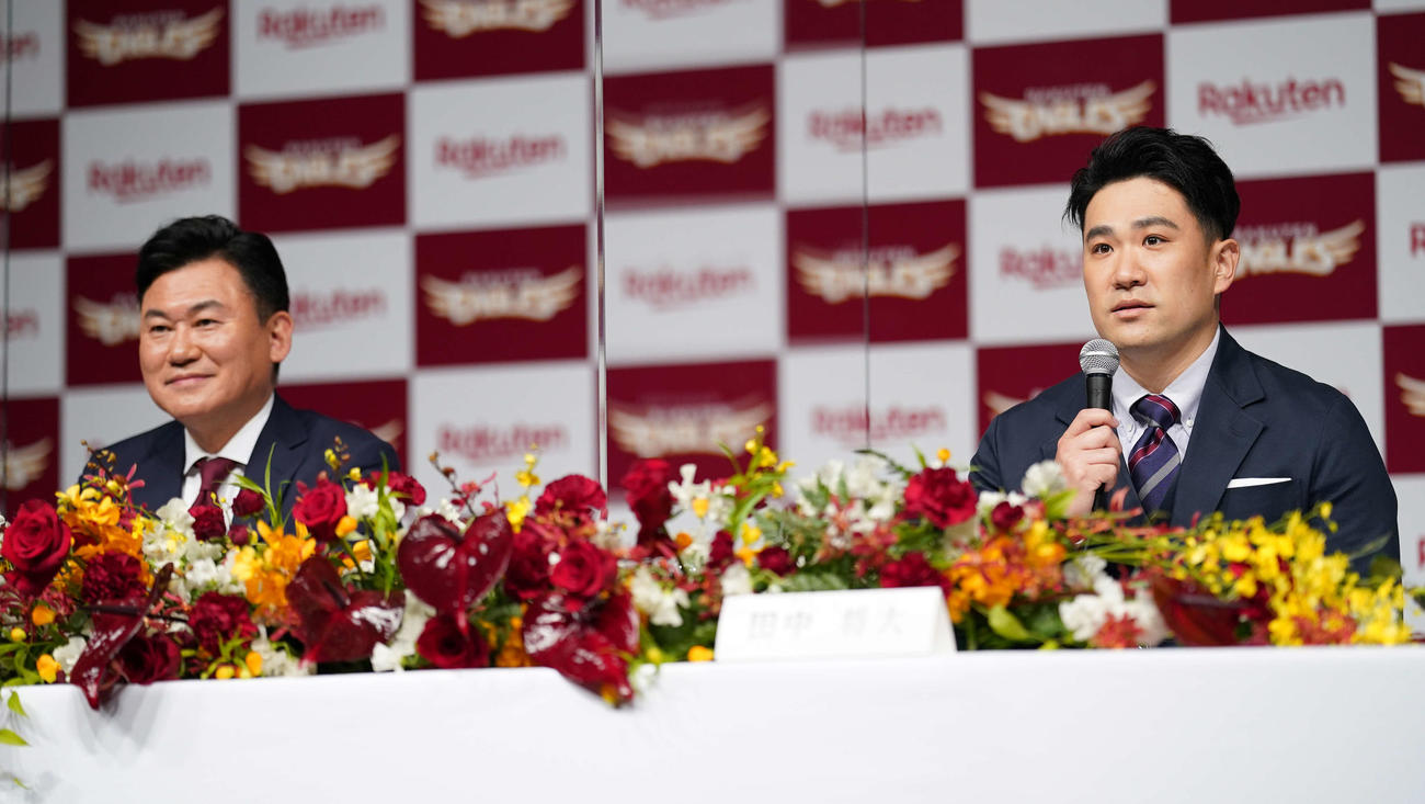 楽天入団会見に臨む田中（右）。左は三木谷オーナー（撮影・江口和貴）