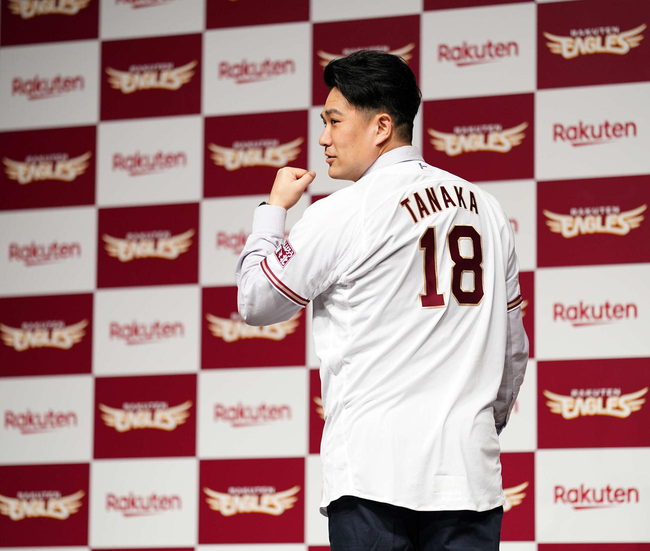 楽天入団会見で背番号「18」のユニホームに袖を通す田中（撮影・江口和貴）