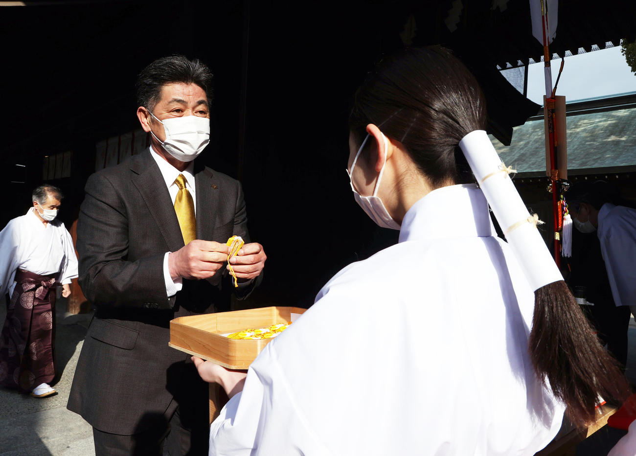 必勝祈願を終え、お守りを手にする工藤公康監督（代表撮影）