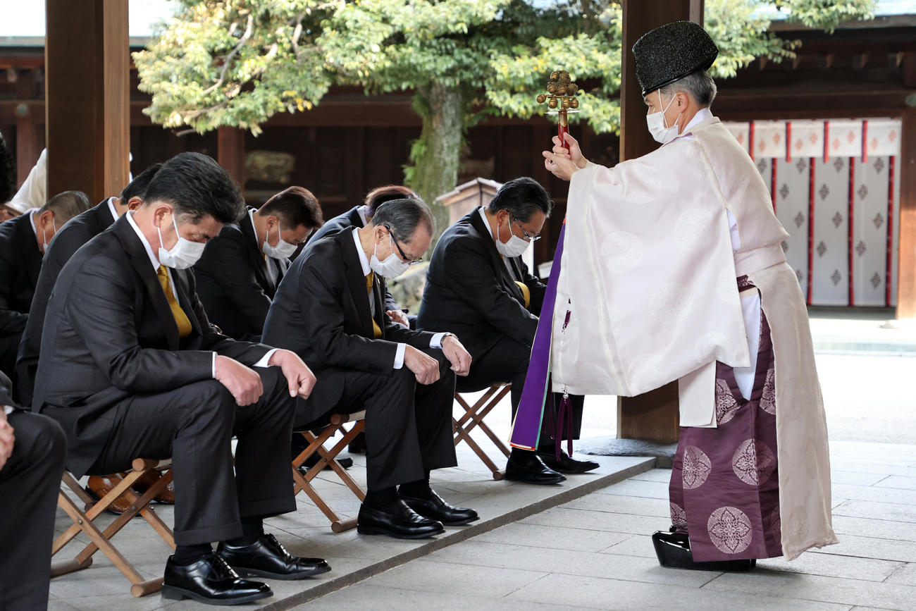 2021年シーズンの必勝を祈願する、前列左から工藤監督、王球団会長（代表撮影）