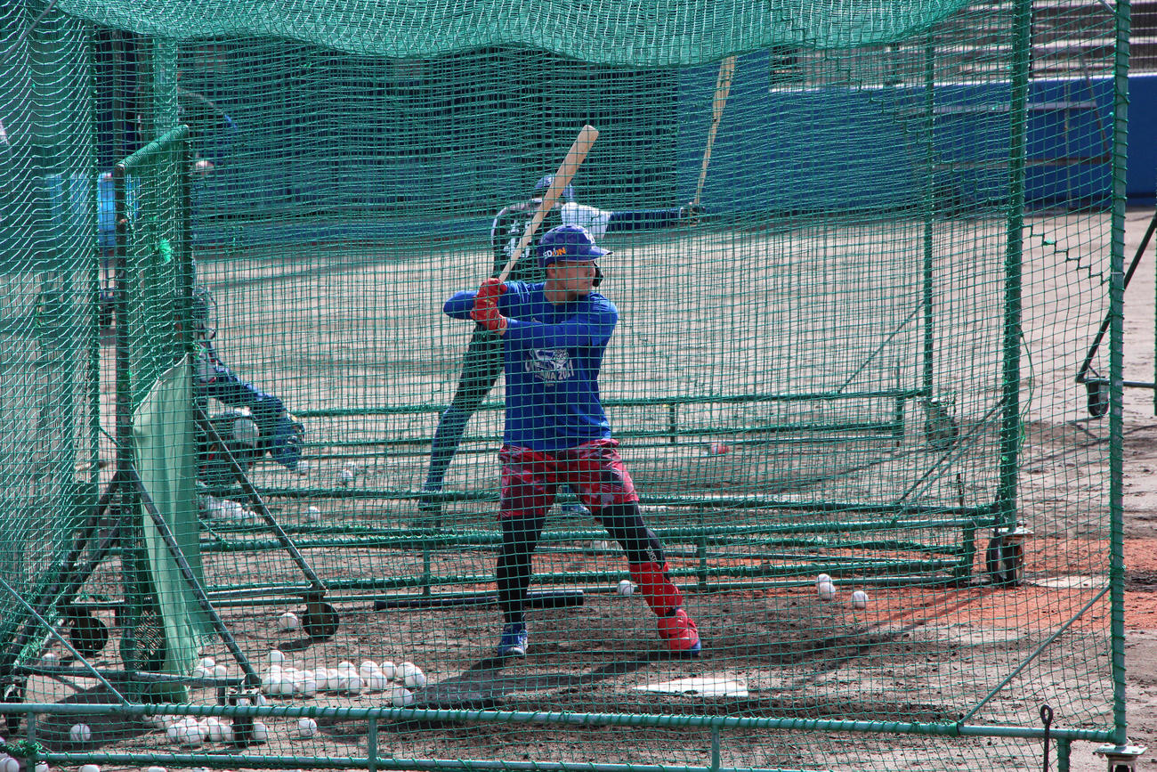 沖縄合同自主トレ初日、フリー打撃で場外弾を含む11本塁打を放った中日石川昂