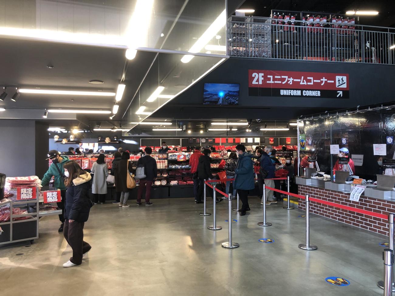 リニューアルされたマツダスタジアムグッズショップ（撮影・前原淳）