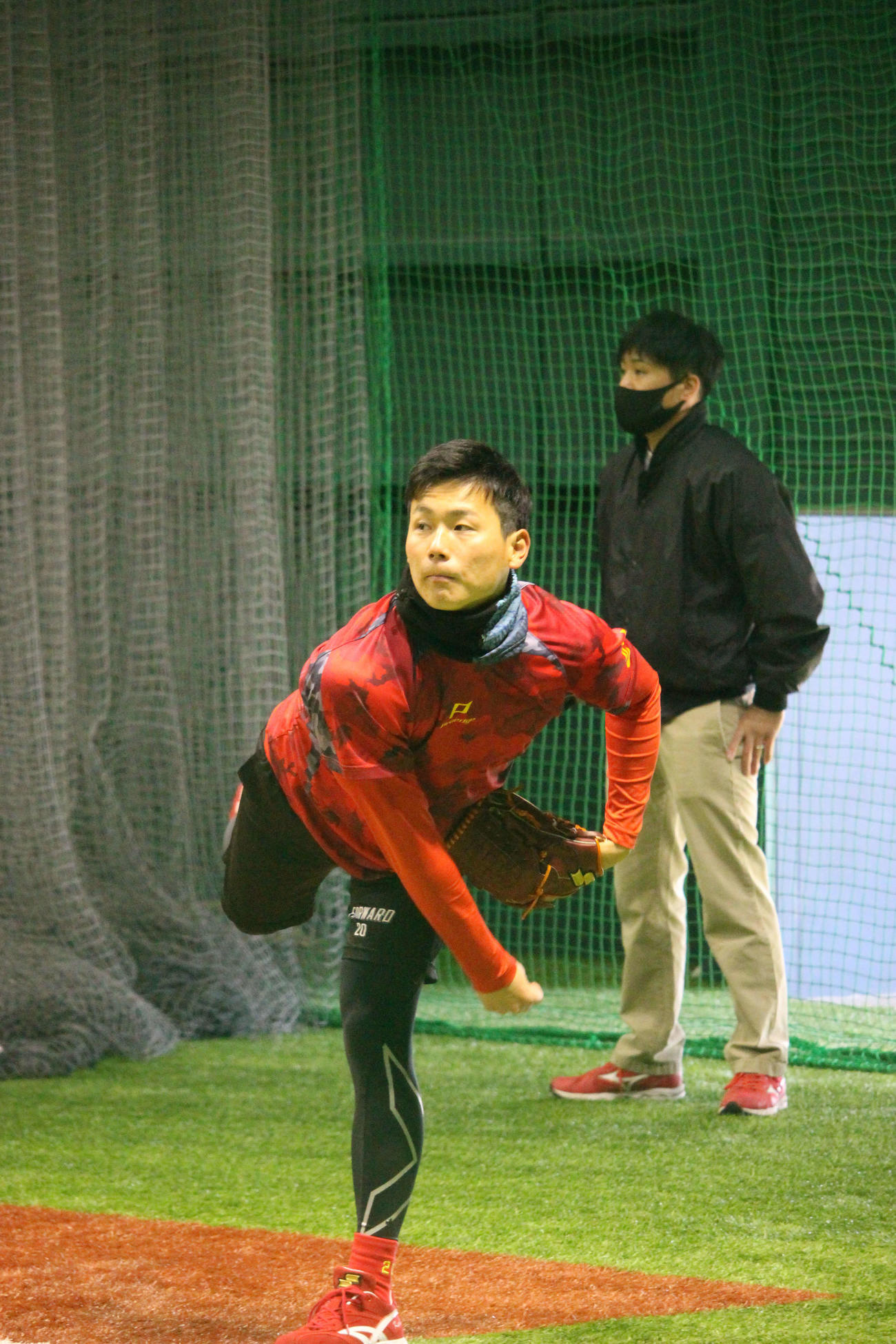 キャッチボールする広島ドラフト1位栗林