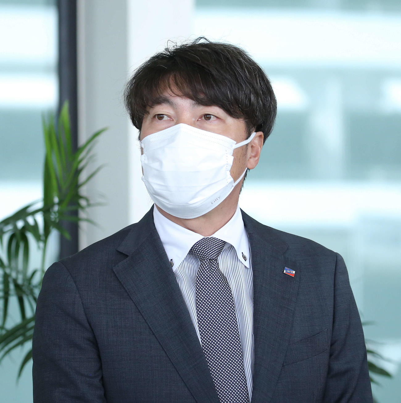 那覇空港に到着し、記者の質問に答えるヤクルト高津監督（撮影・河田真司）