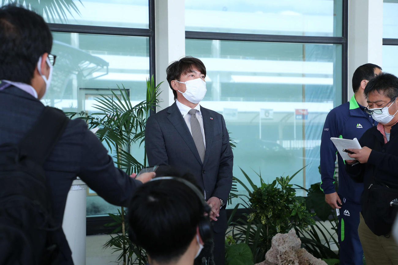 那覇空港に到着し、囲みで記者の質問に答えるヤクルト高津監督（撮影・河田真司）
