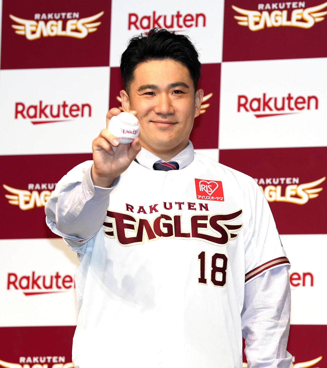 楽天入団会見でボールを手に写真に納まる田中（撮影・江口和貴）