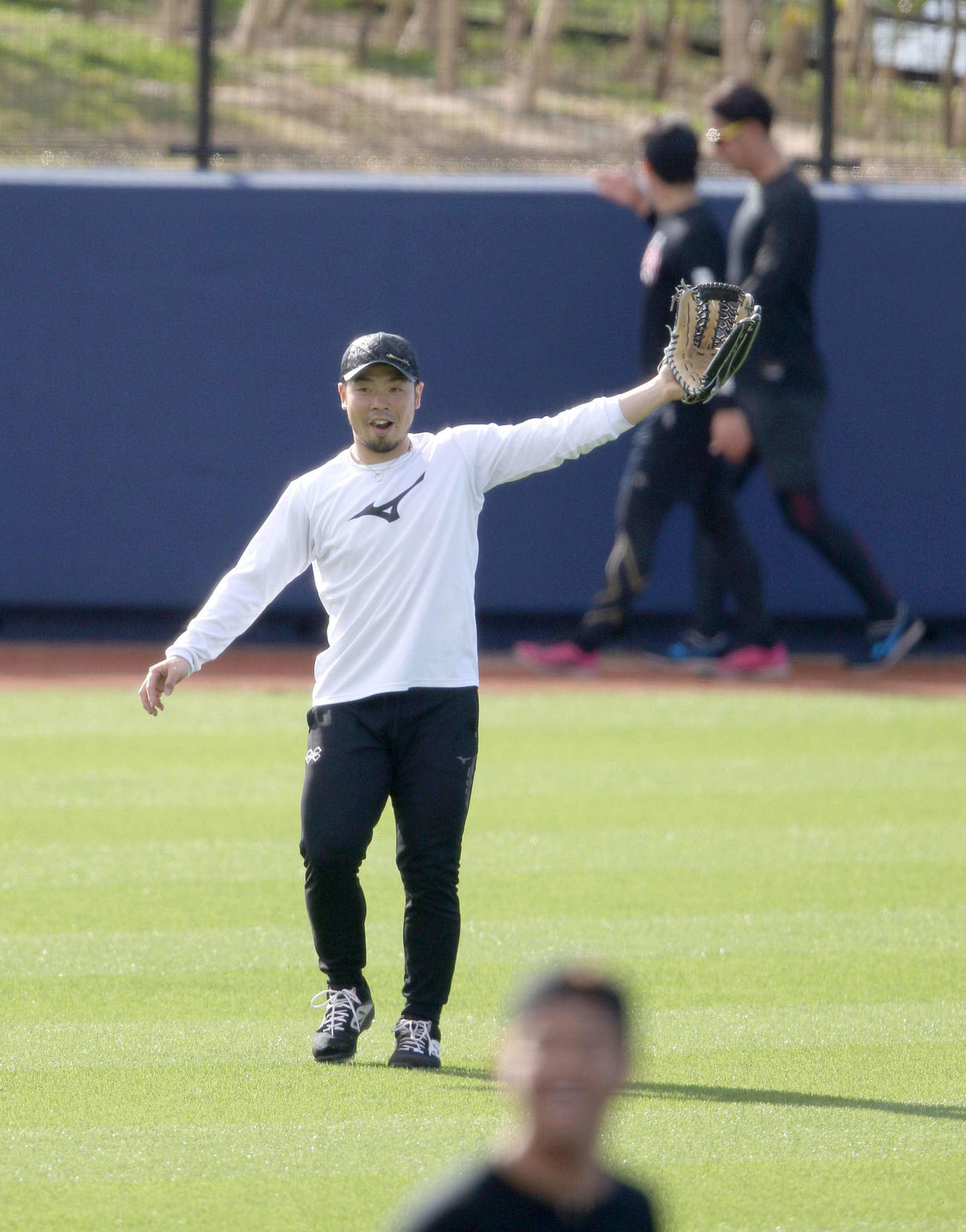 ノックを受ける日本ハム近藤（撮影・佐藤翔太）