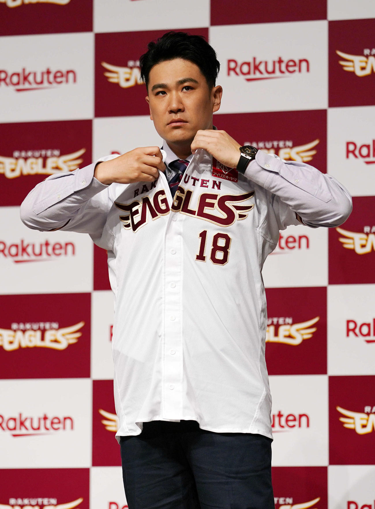 楽天入団会見で背番号「18」のユニホームに袖を通す田中将（撮影・江口和貴）
