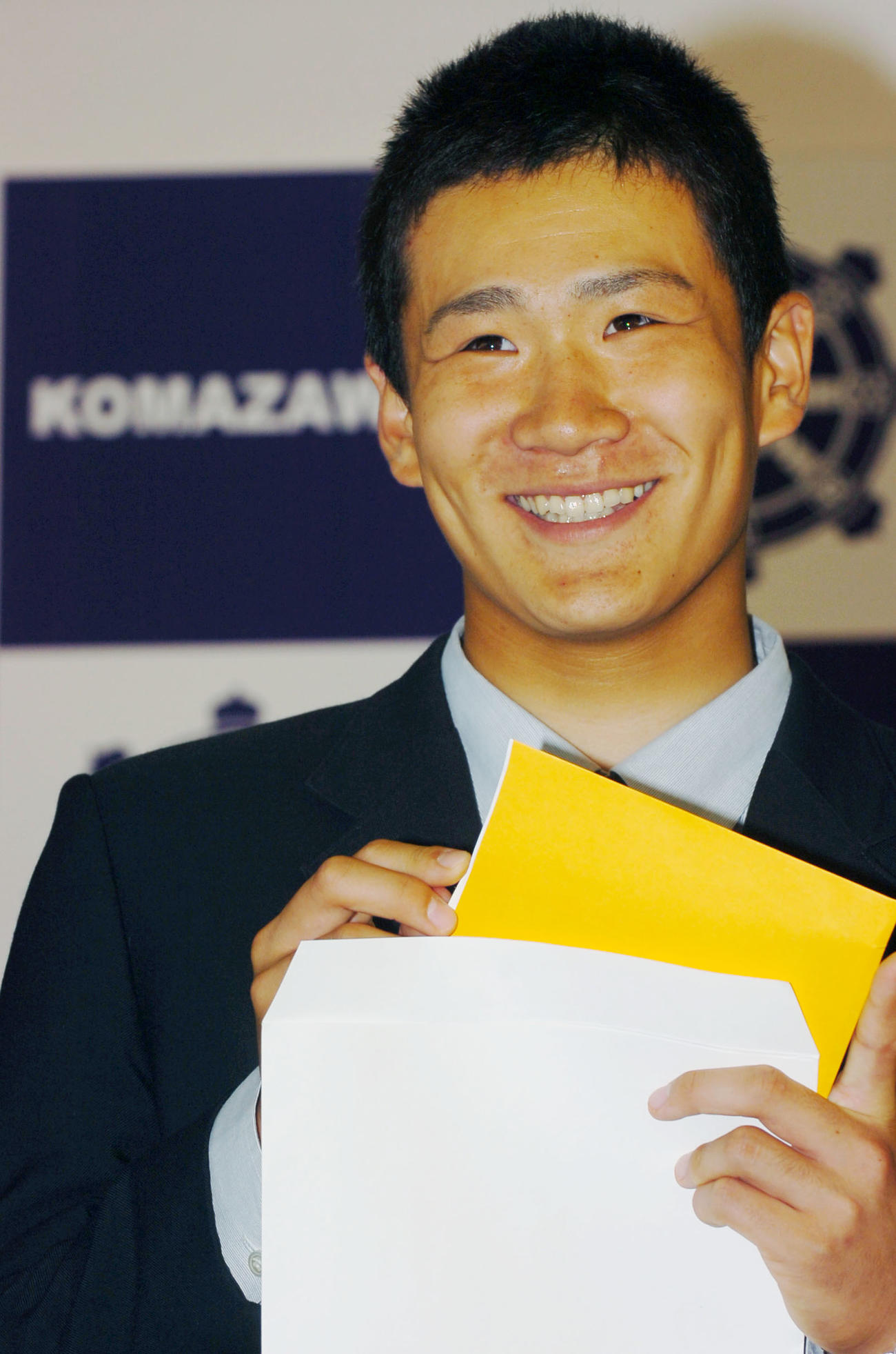 楽天と初の交渉を終え、笑顔を見せる駒大苫小牧・田中将大（2006年10月10日撮影）