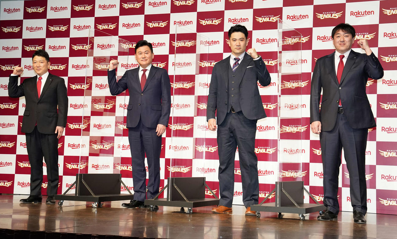 楽天入団会見で三木谷オーナー（中央左）らと記念撮影する田中将（同右）。右端は石井GM兼監督、左端は立花球団社長（撮影・江口和貴）